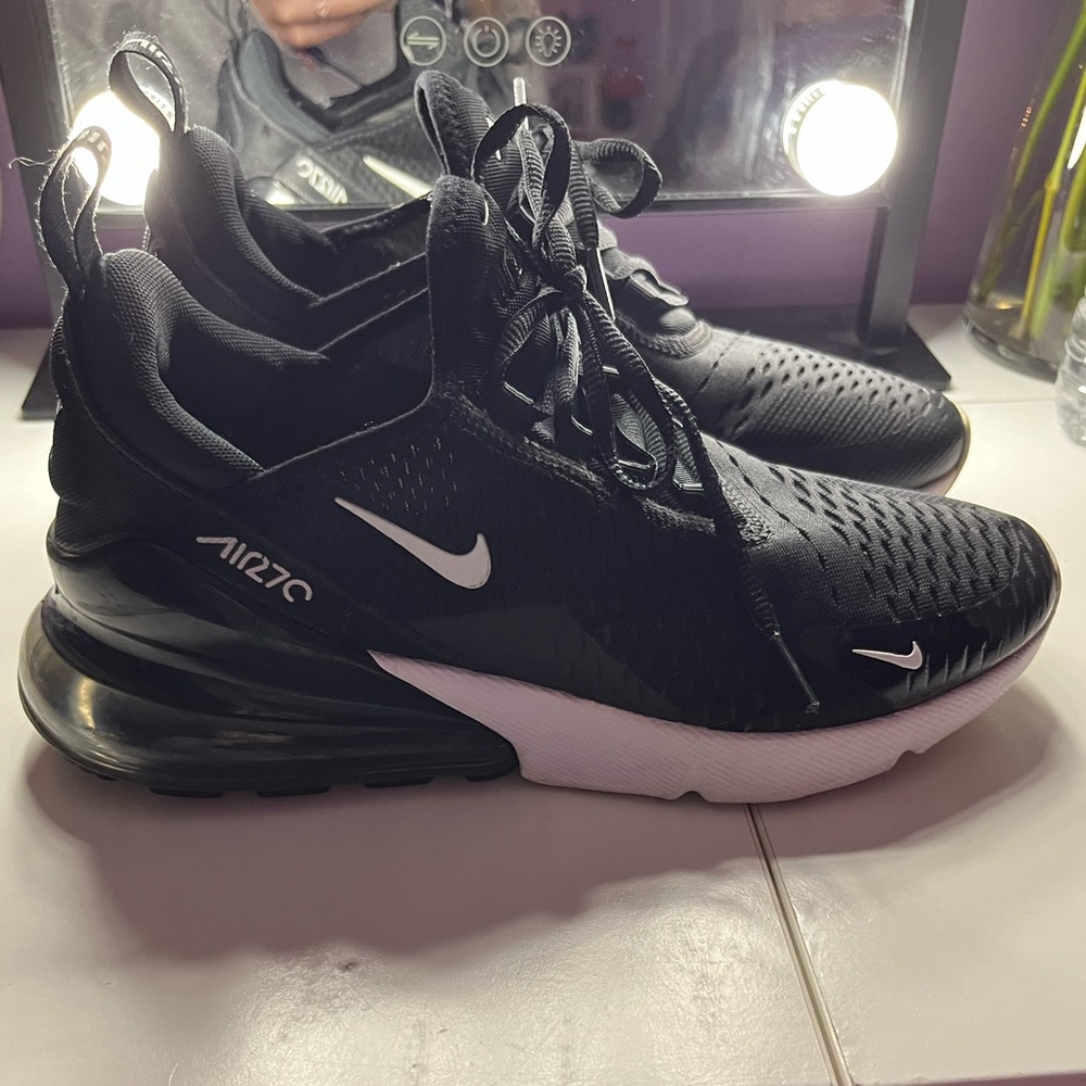 Black Nike 270s